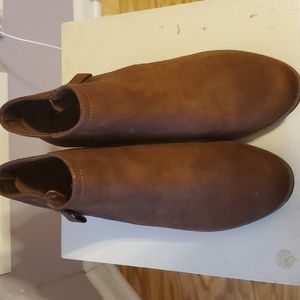 Cute brown booties size 11